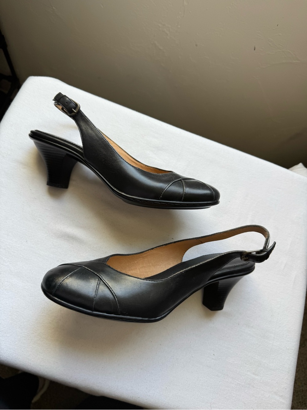 Y2K Softspots Black slingback heels with the cutest minimalist Y2K vibe 🖤 Size 9